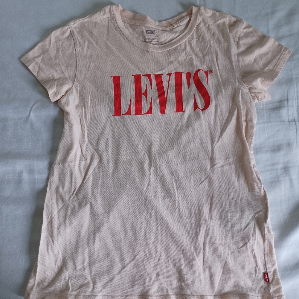 Levi's tshirt
